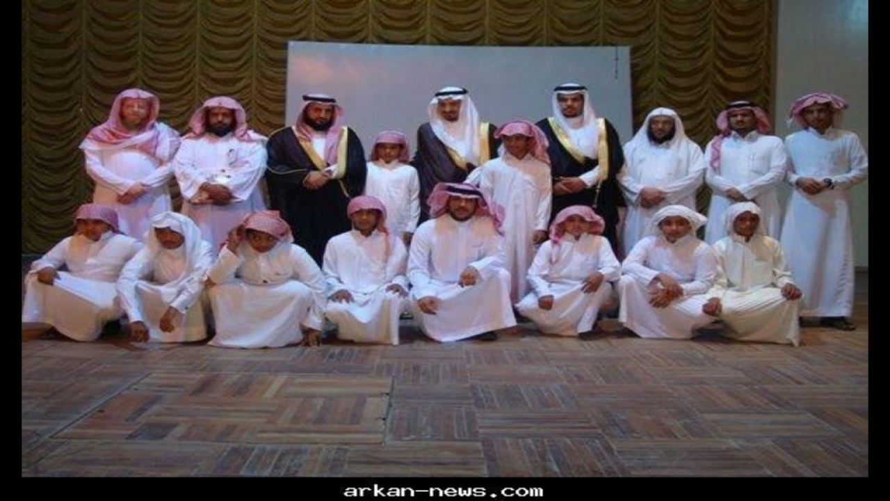 تذكارية تجمع الشاعر/ عبدالرحمن غانم الدوسري ( الصورة وسط للأمام )  في وضع الجلوس . مع مجموعة من الطلبة الأيتام  والذين تم تكريمهم في أحد احتفاليات منتديات محافظة وادي الدواسر بفكرة من الشاعر واستجابة من المسؤولين