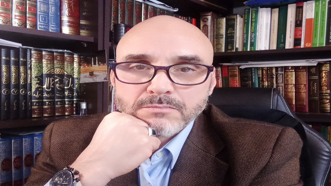 صورة الدكتور الطاهر في مكتبه
