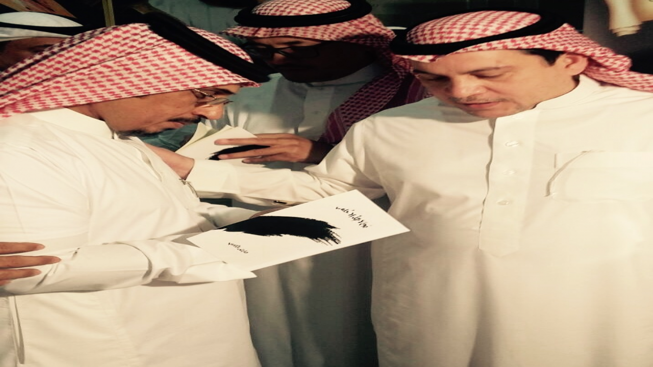 اهداء نسخة من ديواني "يَومَ لا ظِلَّ إلا حُلمي" بتوقيعي لبعض الأخوة حاضرين حفل التدشين