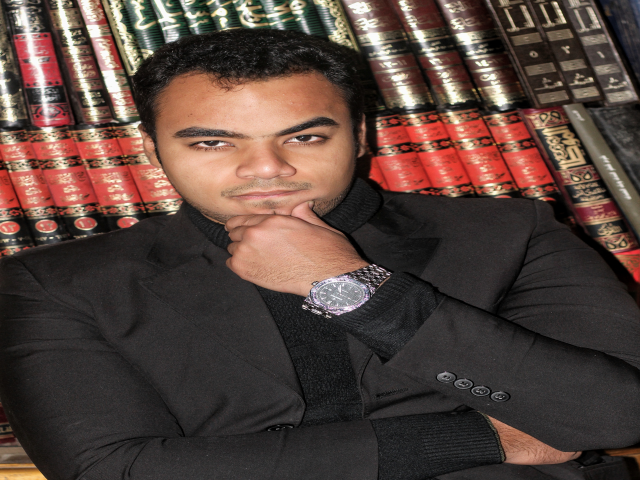 الشاعر عمرو العماد فى مكتبته.