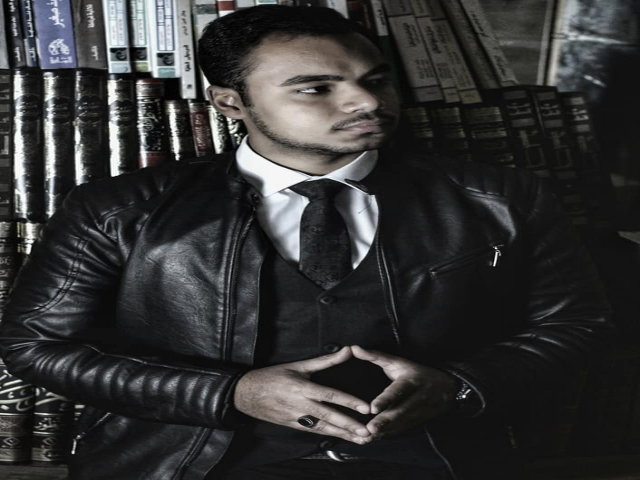 الشاعر عمرو العماد بين كتبه